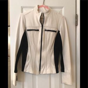 Contour zipper top. Cache Contour Collection!